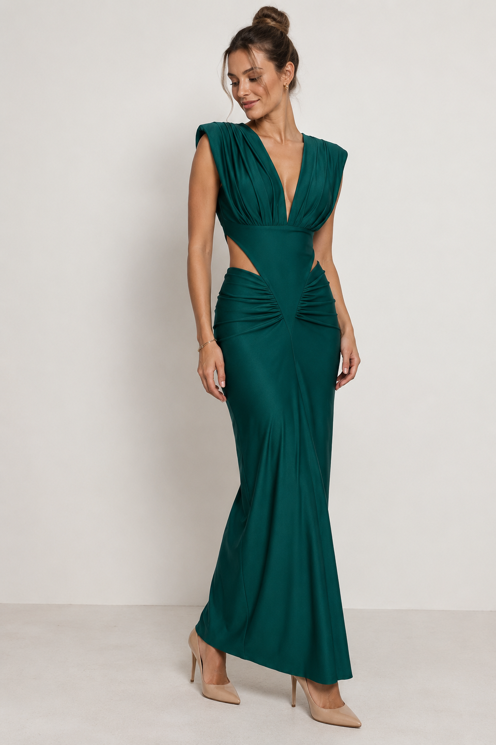 Elegantna obleka z izrezom